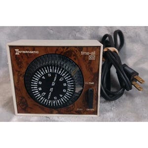 Puede incluir: Juego de tres tazas de cerámica con acabado mate moteado. Las tazas son de color crema, gris claro y gris oscuro. Cada taza tiene un diseño simple y minimalista, con un asa redondeada. Para café o té.