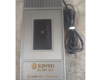 Rebobinador de cintas VHS Kinyo Super Slim UV-413, color plata, accesorio vintage para videocasetera, fabricado en Taiwán.