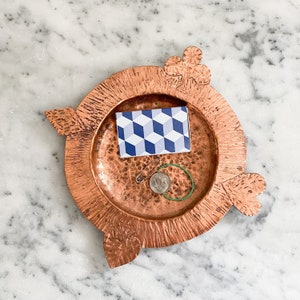Cenicero de cobre antiguo con palos de naipes, plato de cobre antiguo, regalo para jugadores de bridge, regalo de tiburones de cartas, plato de cobre antiguo