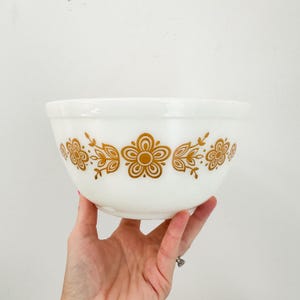 Vintage 1 1/2&quot; Quart Pyrex 402 Butterfly Gold Mixing Bowl Made in USA, 1970s Vintage Pyrex by Corning, Milk Glass Bowl Gold Flower Design