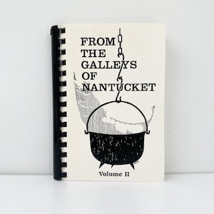 Puede incluir: Un libro encuadernado en espiral con una cubierta color crema con texto e ilustraciones en negro. El título es "FROM THE GALLEYS OF NANTUCKET" sobre un dibujo de un caldero colgante. "Volume II" está impreso en la parte inferior.