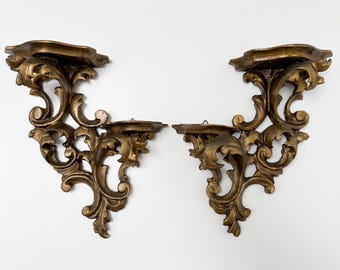 Par de estantes de pared vintage florentinos de madera dorada de dos niveles, fabricados en Italia.