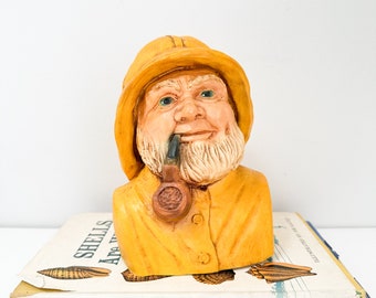 1982 Ancien buste de capitaine de Salt Sea avec barbe blanche et pipe par Joseph Orzeck. Buste de pêcheur en plâtre. Veste de pluie vintage Old Salt avec jaune