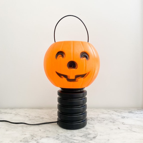 Lanterne de citrouille sculptée halloween effrayant avec visage