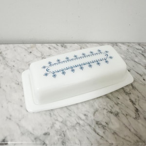 Vintage Pyrex Butter Dish Blue Snowflake Garland Pattern, Vintage Milk Glass Butter Dish with Lid, Retro Pyrex Butter Dish Blue and White