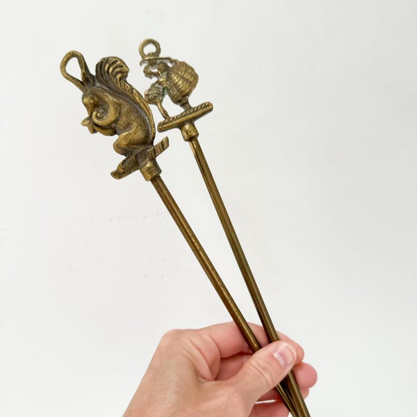 Rascador de espalda vintage de latón, con forma de tenedor y figura de ardilla, Little Bo Peep con enaguas, decoración de pared de latón.