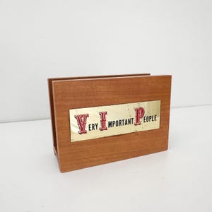 Portacartas de madera vintage con placa VIP - Personas muy importantes, portacartas VIP vintage, almacenamiento de correo, accesorio de escritorio retro