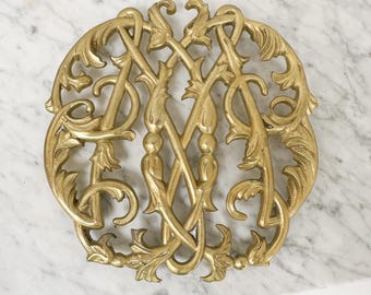 Salvamanteles de latón antiguo Colonial Williamsburg Cypher de 1950, Virginia Metalcrafters Brass Trivet