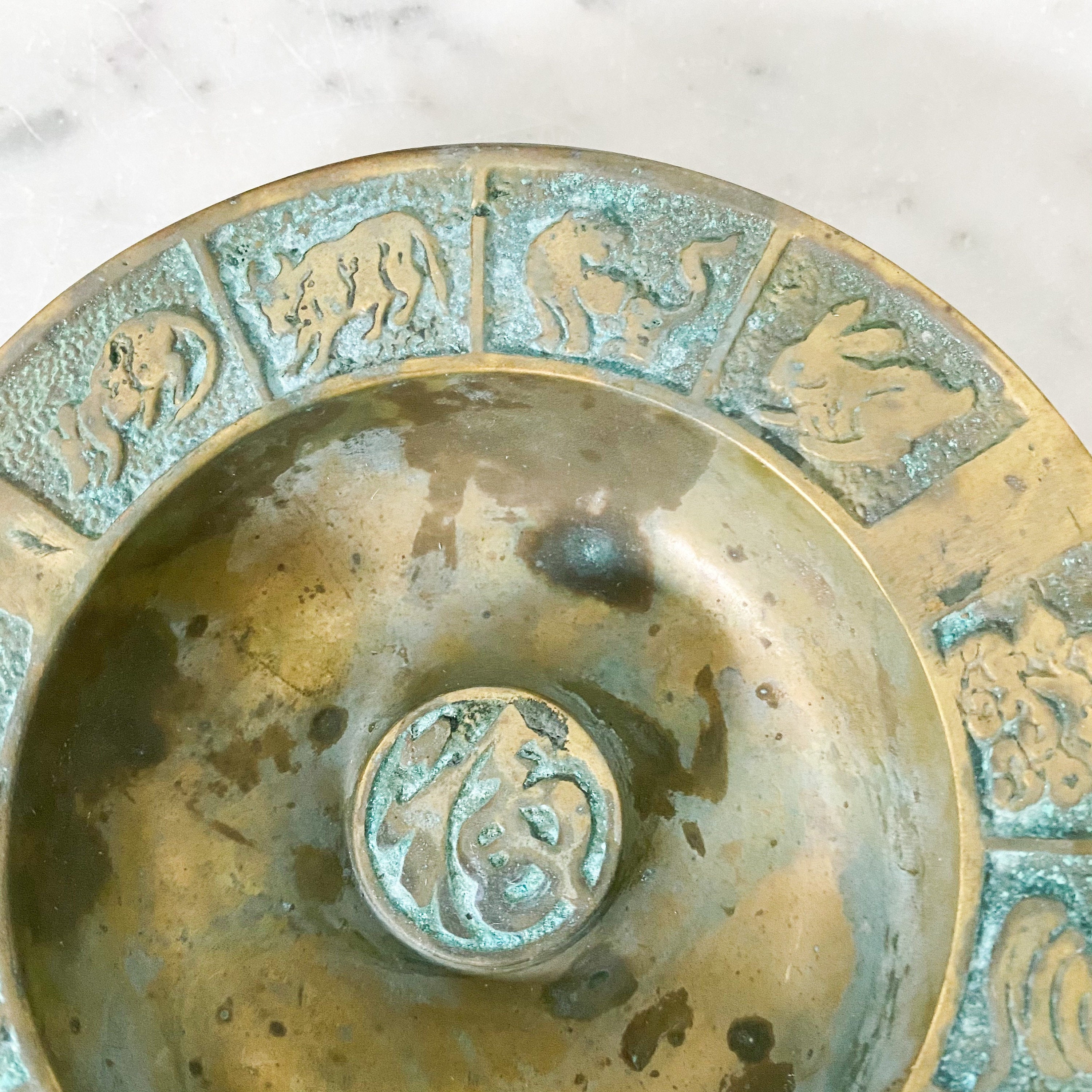 一番の 中国の十二支の灰皿。ヴィンテージの真鍮製灰皿。ヴィンテージの 工芸品