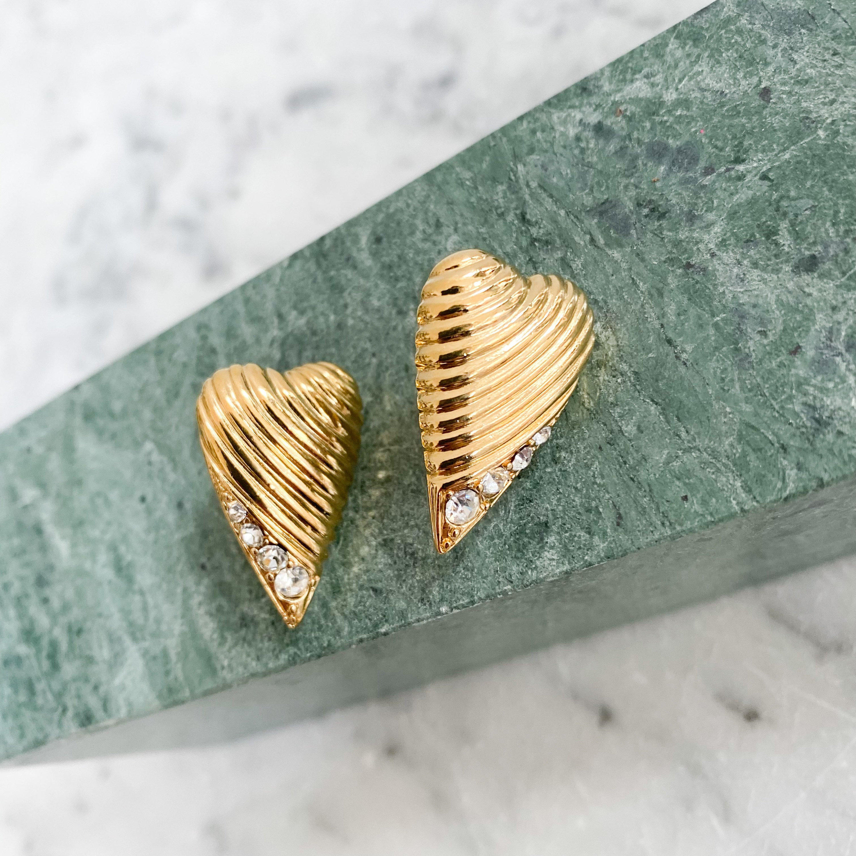 Boucles D'oreilles Trifari - Cœur Blason Doré Et Pierre Noire - Comme Neuves