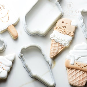 Könnte beinhalten: Ein Set mit vier Ausstechern in Form von Eiswaffeln und Eis am Stiel. Die Ausstecher sind aus weißem Kunststoff und haben eine glatte Oberfläche. Die Ausstecher sind auf einer weißen Oberfläche angeordnet.