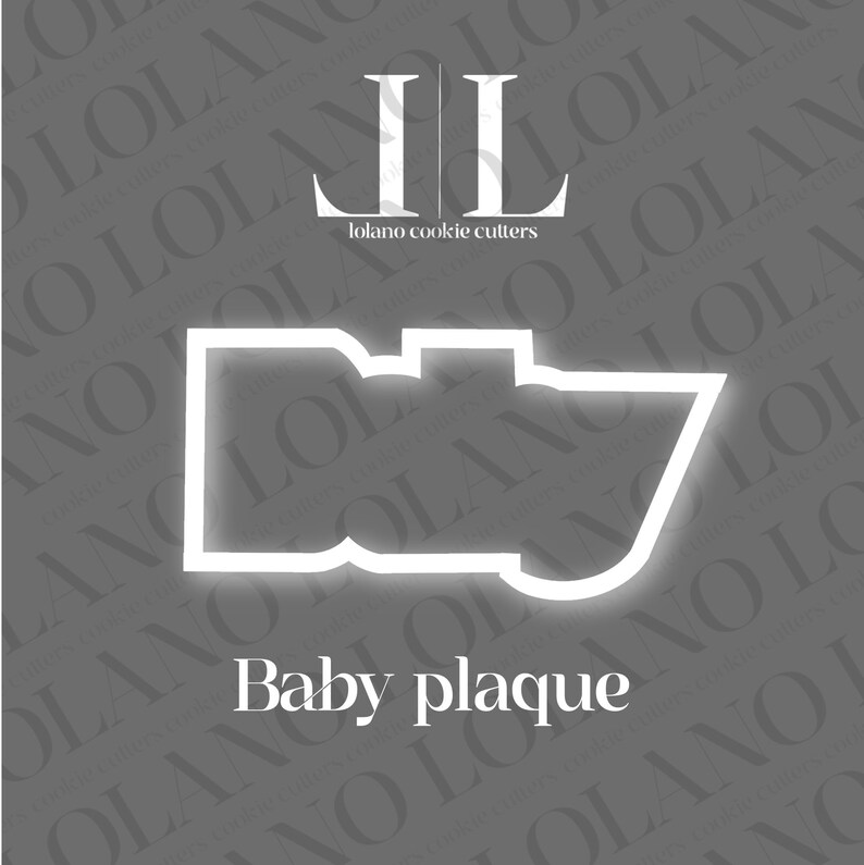 Może przedstawiać: Biała foremka do ciasteczek w kształcie tabliczki dla dziecka. Foremka znajduje się na szarym tle z napisem "Lolano cookie cutters" i "Baby plaque" nadrukowanym na biało.