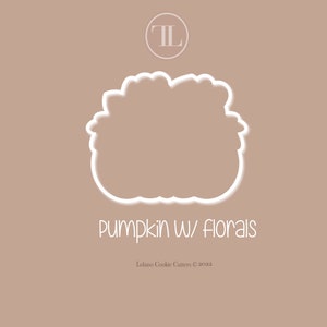 Puede incluir: Contorno blanco de un cortador de galletas de calabaza con detalles florales alrededor de la parte superior. El texto "pumpkin w/ florals" est&aacute; debajo del cortador. El texto "Lolano Cookie Cutters &copy; 2022" est&aacute; debajo del texto.