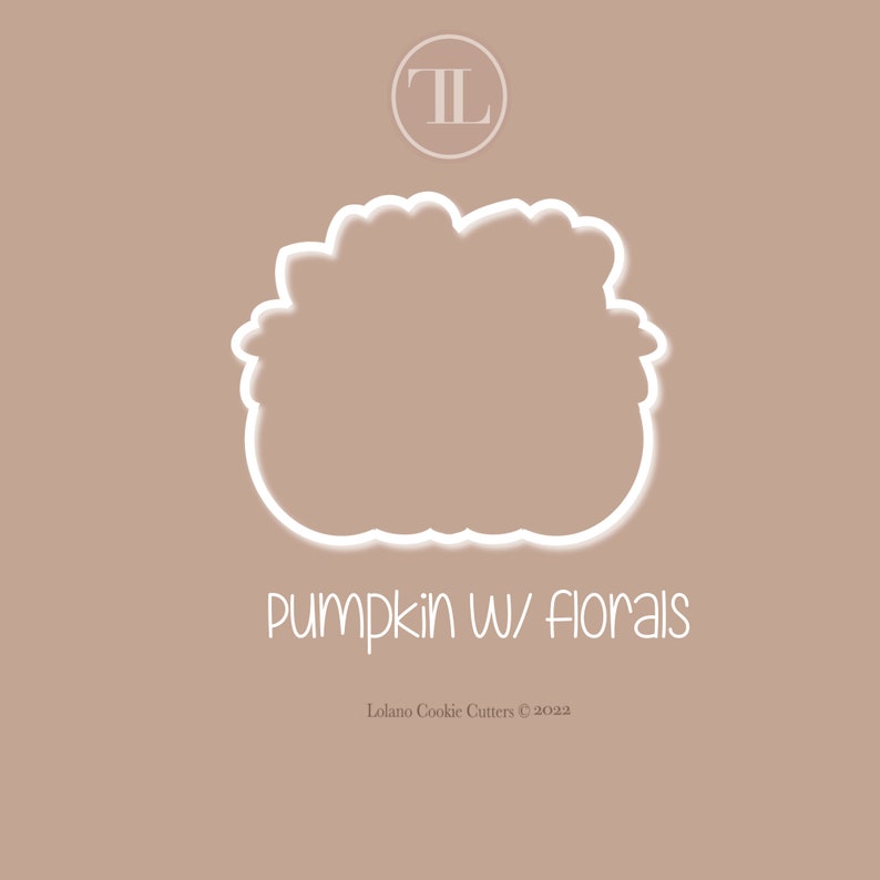 Puede incluir: Contorno blanco de un cortador de galletas de calabaza con detalles florales alrededor de la parte superior. El texto "pumpkin w/ florals" est&aacute; debajo del cortador. El texto "Lolano Cookie Cutters &copy; 2022" est&aacute; debajo del texto.