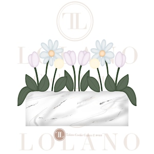 Op de afbeelding: Een witte marmeren koekjesvormer met een bloemenontwerp. De vormer heeft vijf bloemen, twee witte madeliefjes en drie lichtpaarse tulpen. De vormer is omgeven door groene bladeren en heeft de tekst "Lolano Cookie Cutters © 2022" aan de onderkant.