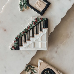 Cortador de galletas navideño con forma de escalera y guirnalda