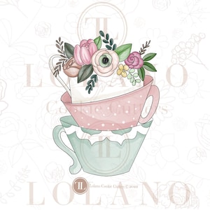 Tazas de té apiladas con cortador de galletas con motivos florales