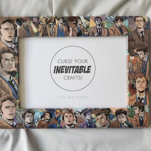 Può includere: Una cornice per foto marrone con un collage di personaggi di fumetti. La cornice ha un passepartout bianco e uno sfondo bianco con il testo "Curse Your Inevitable Crafts!" e "Fits 4x6 Photo".