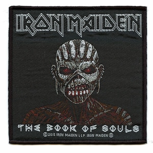 Op de afbeelding: Zwart-witte Iron Maiden patch met een schedel en de tekst "The Book of Souls" en de copyrightinformatie "©2015 Iron Maiden LLP Iron Maiden®".