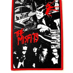 Könnte beinhalten: Schwarz-weißes Band-Patch mit roten Nähten. Das Patch zeigt ein Bandfoto der Misfits mit dem Bandnamen in roten Buchstaben. Die Namen der Bandmitglieder und ihre Instrumente sind unter dem Foto aufgelistet.