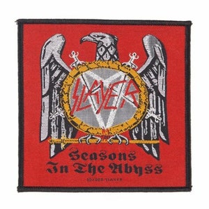 Peut inclure: Patch brodé rouge avec un aigle noir tenant un cercle avec le mot "Slayer" en blanc et le texte "Seasons in the Abyss" en dessous. Le symbole de copyright et "2003 Slayer" sont en bas.