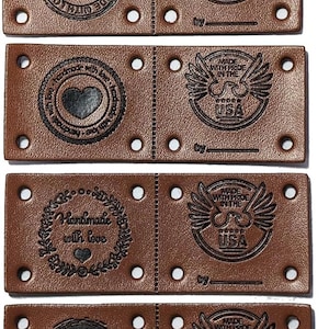 Peut inclure: Étiquettes en cuir marron avec divers motifs en relief. Chaque étiquette porte les mots "Handmade with Love" ou "Made with Pride in the USA". Les étiquettes ont des trous pré-percés pour la couture ou la fixation.