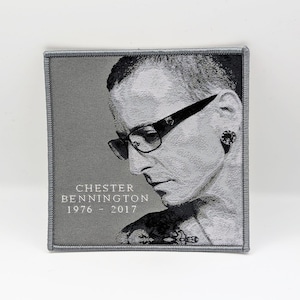 Parche bordado conmemorativo de Chester Bennington - Insignia termoadhesiva de homenaje para chaquetas, mochilas y gorras - Insignia de fan de Linkin Park
