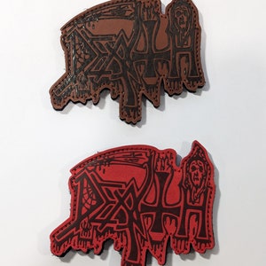 Pode incluir: Dois patches de couro com a palavra "DEATH" em letras pretas. Um patch é marrom e o outro é vermelho.