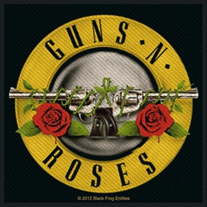 Puede incluir: Un parche con el logotipo de Guns N' Roses. El diseño incluye un círculo amarillo con el nombre de la banda, dos revólveres, rosas rojas y vides verdes. El fondo es negro.
