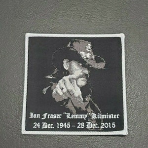 Puede incluir: Parche bordado en blanco y negro con un retrato de Ian "Lemmy" Kilmister, el cantante principal de la banda de rock Motörhead. El parche incluye el texto "Ian Fraser "Lemmy" Kilmister 24 Dec. 1945 - 28 Dec. 2015".