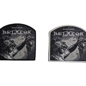 Könnte beinhalten: Zwei gestickte Patches in Schwarzweiß mit einem Schwarzweißbild einer Person, die einen Kopf hält. Der Text "Stone's Reach" und "BEL'AKOR" ist auf den Patches gestickt.