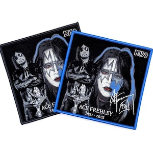 Peut inclure: Deux écussons carrés avec un portrait d'Ace Frehley, membre du groupe de rock KISS. L'un a une bordure noire, l'autre une bordure bleue. Les écussons incluent le logo KISS, le nom d'Ace Frehley et sa signature.