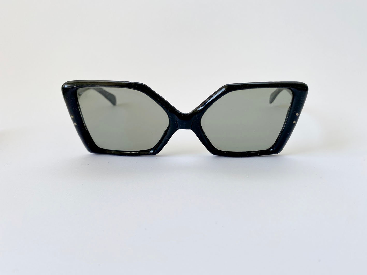 Nouveau 60s Vintage Black Shades Nouveau Vie Black Female Oval Sunglasses | Le Specs main image 4