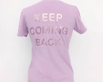 Camiseta vintage de los 90 con estampado holográfico color lavanda.