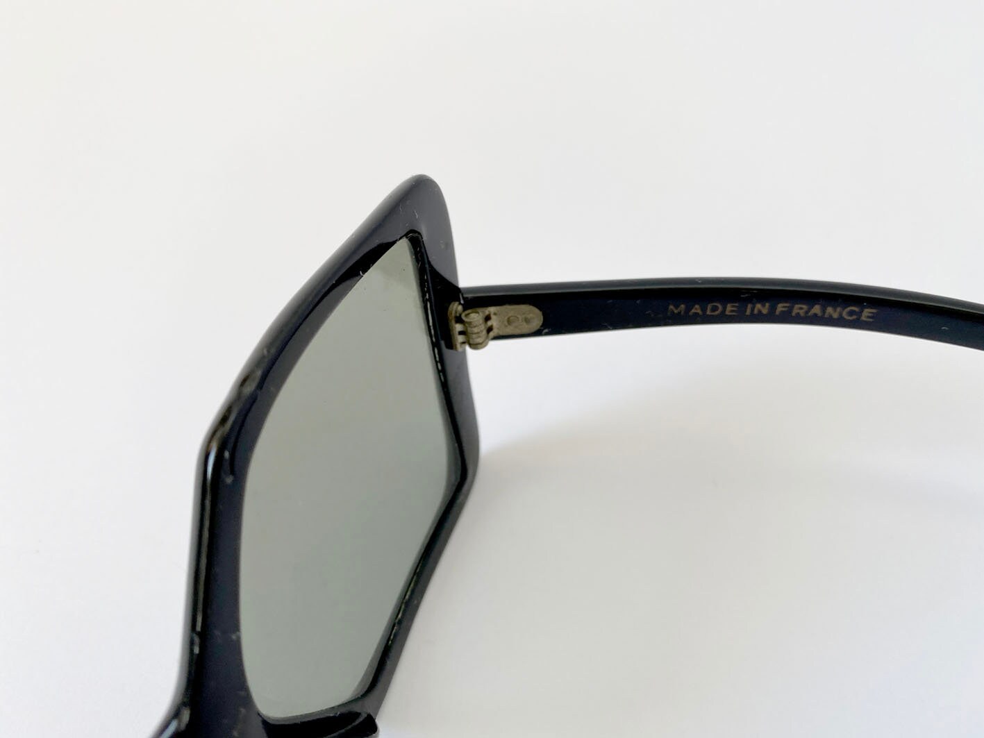 Nouveau 60s Vintage Black Shades Nouveau Vie Black Female Oval Sunglasses | Le Specs main image 2