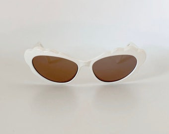 80s Vintage Ellen Tracy White Flower Cat Eye Sunglasses  display picture 1