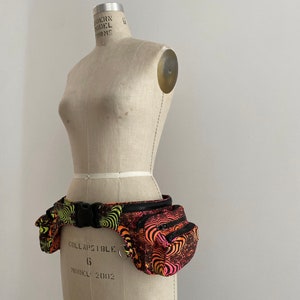 ボディバッグ・ウエストポーチ SPACE TRIBE psychedelic party bag スペーストライブウエストバックレインボーフラクタル | koowebshop