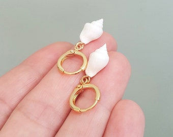 ホワイト スパイラル シーシェル フープ イヤリング: 金メッキのフープと小さな貝殻、Detail London によるハンドメイド。