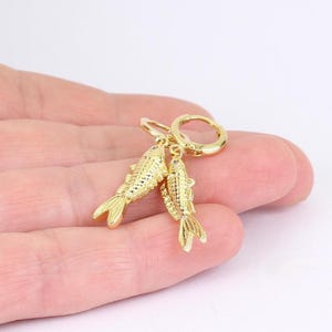 Kleine Fisch Hoop Ohrringe, Vergoldete Huggie Creolen mit Zirkonia Fisch, handgemacht von Detail London.