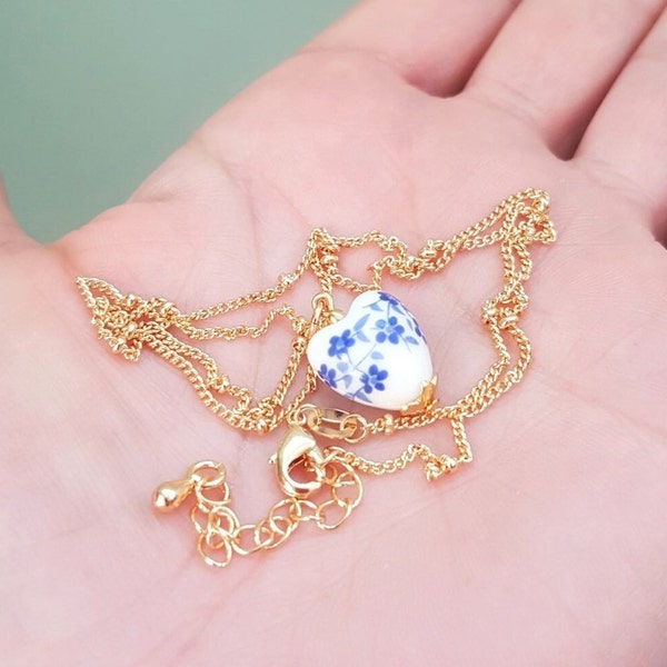 Keramik Herzförmige Perlenkette, 18K vergoldetes Messing Satelliten Kette Charm Halskette, verstellbar, handgefertigt von Detail London.