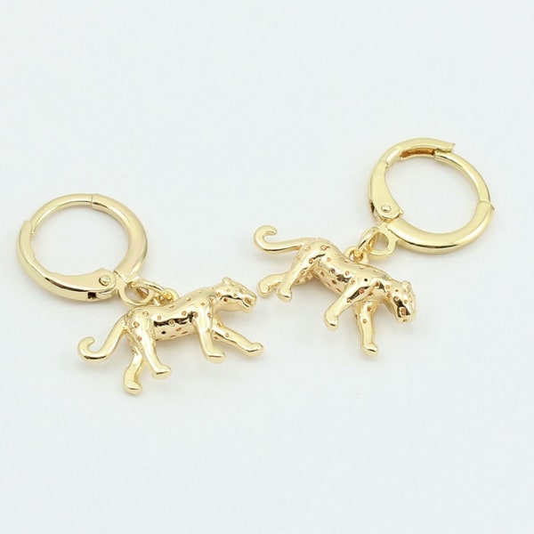 Leopard Charm Huggie Creolen, 18K Vergoldete Wildkatzen Ohrringe, Handgefertigte Creolen von Detail London.