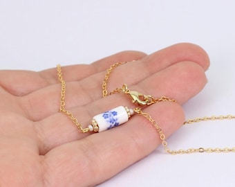 Keramikperlenkette im Delfter Stil: 18K vergoldet, zierliches Blumenmuster, handgefertigt von Detail London.