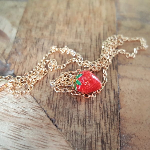 Collier à breloques fraises, laiton plaqué or 18 carats avec petite breloque fruit émaillée, bijoux faits main par Detail London.