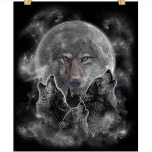 O uivo do lobo cinzento em meio à lua cheia, estrelas e floresta enevoada - impressão de pôster, arte de parede, decoração de casa e cartão postal - PrintStarTee