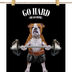 Bulldog Dog Haltérophilie dans la salle de fitness - Impression d’affiche, art mural, décoration intérieure et carte postale - PrintStarTee