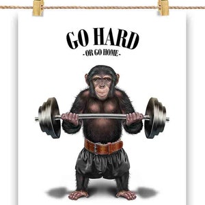 Chimpanzé, haltérophilie et fitness dans une salle de sport - Impression d'affiche, art mural, décoration d'intérieur et carte postale - PrintStarTee