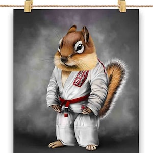 Artiste martial écureuil tamia en judogi blanc : judo et karaté - impression d'affiche, art mural, décoration d'intérieur et carte postale - PrintStarTee