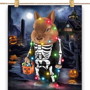 Coelho anão em fantasia de esqueleto: fantasia de festa de Halloween - impressão de pôster, arte de parede, decoração de casa e cartão postal - PrintStarTee