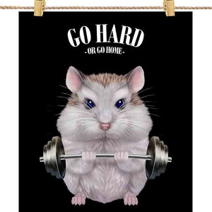 Hamster nain Roborovski haltérophilie dans une salle de sport fitness - impression d'affiche, art mural, décoration d'intérieur et carte postale - PrintStarTee