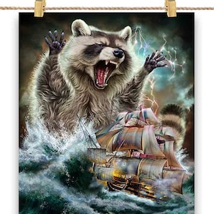Monster Raccoon tend une embuscade à un navire de la Royal Navy dans l'océan - Impression d'affiche, art mural, décoration d'intérieur et carte postale - PrintStarTee